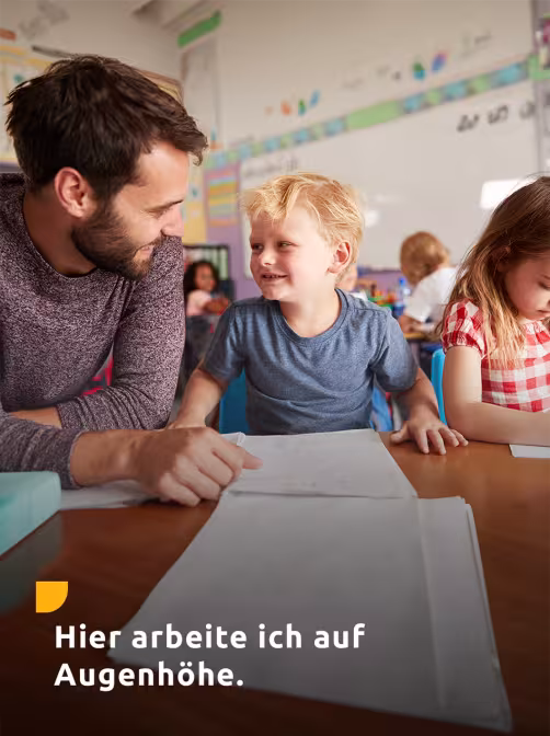 Unterrichtsszene mit Aufschrift "Hier arbeite ich auf Augenhöhe".