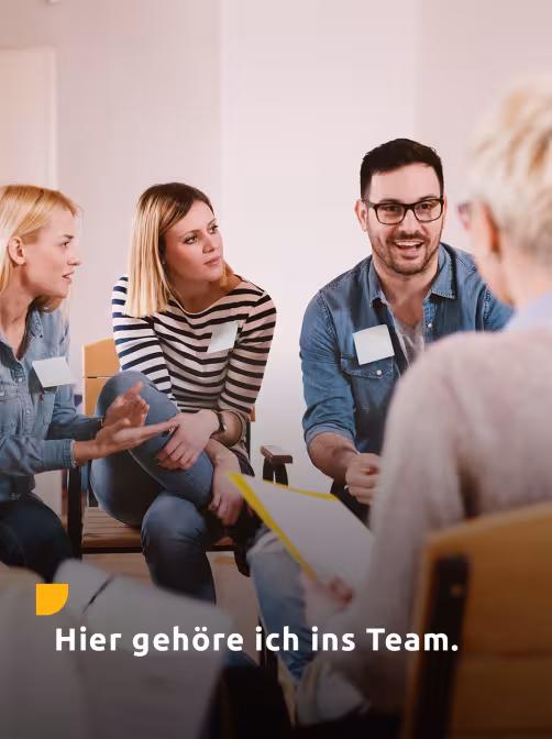 Unterrichtsszene mit Aufschrift "Hier gehöre ich ins Team".