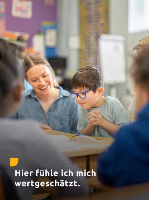 Unterrichtsszene mit Aufschrift "Hier fühle ich mich wertgeschätzt".
